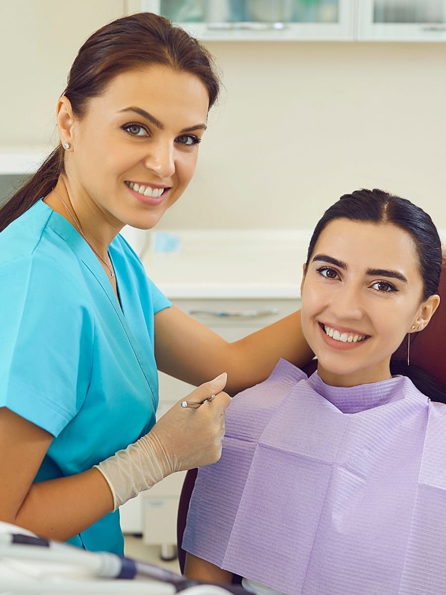 Dra con paciente feliz del servicio en Odontorisas
